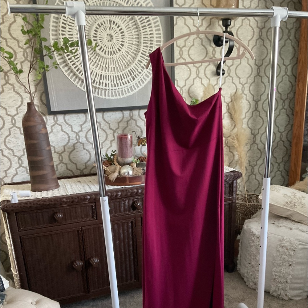 One shoulder with slit, burgandy color, very comfortable